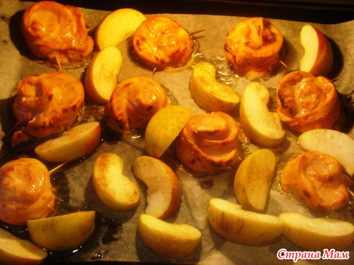 Розы из курицы с печеными яблоками
