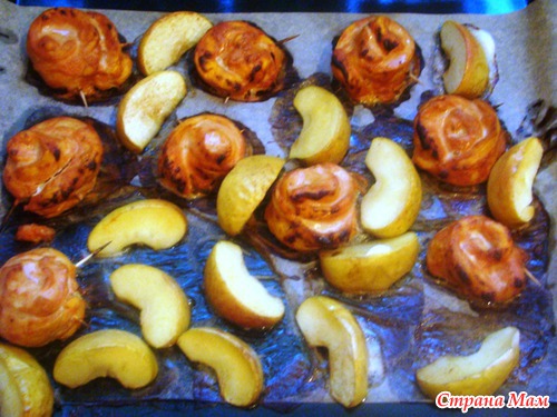 Розы из курицы с печеными яблоками